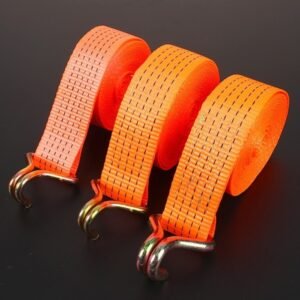 Ba cuộn dây đai tăng đơ chằng hàng màu cam nổi bật bản rộng 3.8cm với móc đôi chữ J bằng thép chịu lực tốt.