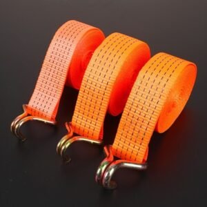 Ba cuộn dây đai tăng đơ chằng hàng màu cam bản rộng 5cm có sẵn móc chữ J bằng thép chịu lực.