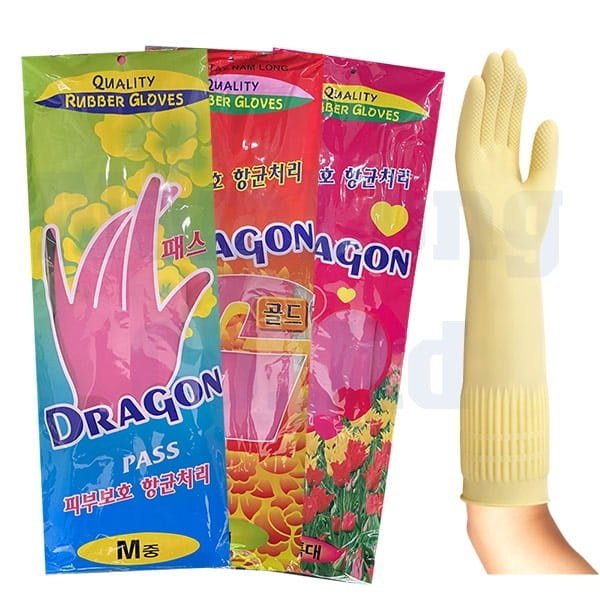 Hình ảnh ba gói găng tay cao su gia dụng Dragon Nam Long màu xanh lá, đỏ, hồng và một chiếc găng tay vàng kem có vân chống trượt, bảo vệ tay khi làm việc nhà.
