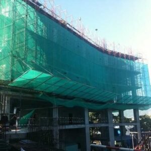 Lưới chắn bụi công trình 120gram màu xanh lá được lắp đặt trên giàn giáo một tòa nhà đang xây, đảm bảo an toàn và kiểm soát bụi tại công trường.
