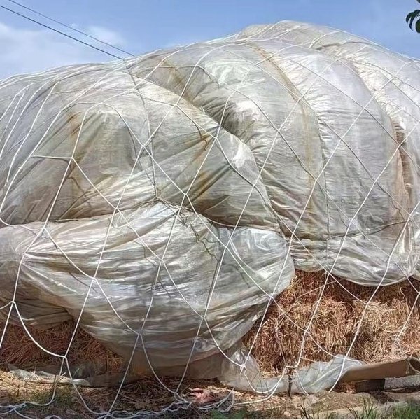 Lưới che mái ô lớn màu trắng cố định tấm bạt bạc phủ khối rơm, bảo vệ hàng hóa và khoáng sản ngoài trời.