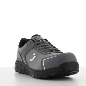 Giày bảo hộ AAK S1P Low góc 3/4 phía trước, mũi ốp xám đậm, nhãn Safety Jogger trên lưỡi gà, đế đen dày