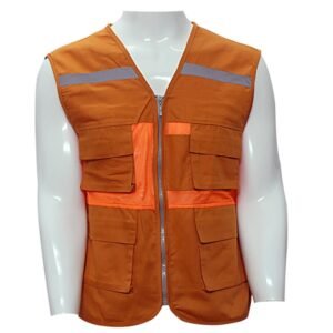 Mặt trước áo gile bảo hộ 4 túi hộp màu cam trên ma-nơ-canh, mảng lưới cam sáng giữa ngực, dải phản quang bạc