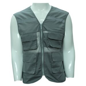 Mặt trước áo gile bảo hộ 4 túi hộp màu ghi chì trên ma-nơ-canh, dải phản quang ngang ngực, khóa kéo, túi nắp