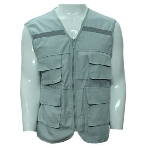 Mặt trước áo gile bảo hộ 4 túi hộp màu ghi đá trên ma-nơ-canh, dải phản quang ngang ngực, khóa kéo, túi có nắp
