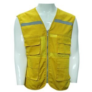 Mặt trước áo gile bảo hộ 4 túi hộp màu vàng cúc trên ma-nơ-canh, dải phản quang bạc ngang vai, khóa kéo giữa