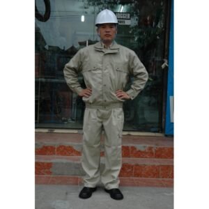 Nam công nhân mặc áo khoác kaki 2 lớp màu be, gấu và cổ tay bo chun, phối quần kaki be, đội mũ bảo hộ trắng