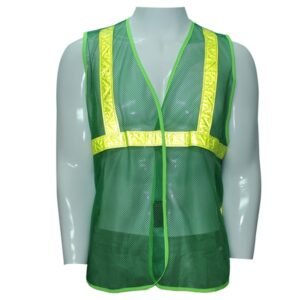 Mặt trước áo lưới phản quang màu xanh môi trường trên ma-nơ-canh, dải vàng chanh dọc vai và ngang bụng, viền xanh dạ quang
