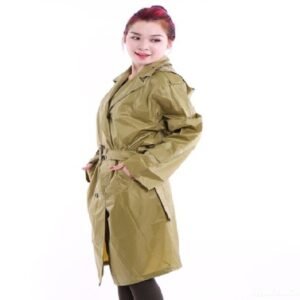Nữ mặc áo mưa măng tô vải dù tráng nhựa màu vàng xanh, dáng dài quá gối, có thắt lưng, cổ bẻ, hàng cúc