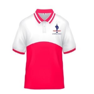 Áo polo cotton phối màu trắng ở ngực và tay, nửa thân dưới hồng đậm, cổ và bo tay hồng sọc trắng, logo nhỏ ở ngực