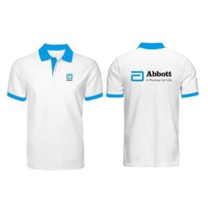 Áo thun lạnh kiểu polo màu trắng, cổ bẻ và bo tay xanh dương sáng, ngực trái in logo xanh nhỏ, lưng in logo và chữ đen