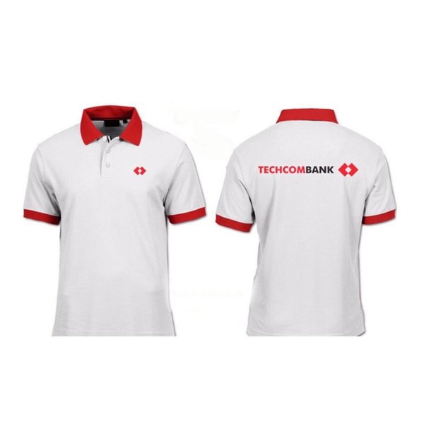 Áo thun polo cotton trắng, cổ bẻ và bo tay màu đỏ, ngực trái in biểu tượng đỏ nhỏ, lưng in dòng chữ đỏ đen kèm biểu tượng