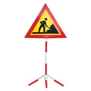 Biển báo tam giác viền đỏ nền vàng hình người đang xúc đất, gắn cột trắng đỏ chân ba càng, cảnh báo công trường