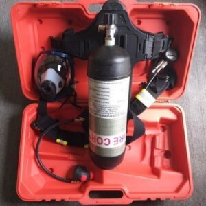 Bình dưỡng khí SCA680KT Hàn Quốc xếp trong vali nhựa đỏ: bình composite đen, khung đeo lưng, mặt nạ toàn mặt và van cấp khí