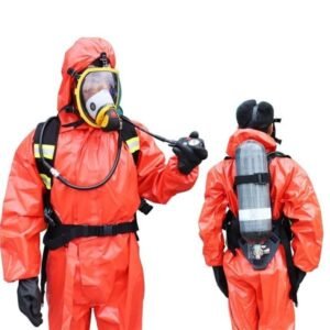 Hai người mặc đồ chống hóa chất màu đỏ cam đeo bình dưỡng khí SCA680KT, một người nhìn trước đeo mặt nạ, một người quay lưng