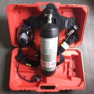 Bộ bình dưỡng khí SCA680KT trong vali đỏ chụp nghiêng, thấy xy lanh composite đen, mặt nạ toàn mặt bên trái và van cấp khí