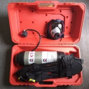 Vali nhựa đỏ mở nắp chứa bình dưỡng khí SCA680KT: xy lanh carbon xám có chữ KT ở dưới, mặt nạ toàn mặt và đồng hồ áp gắn trên nắp