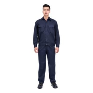 Bộ quần áo bảo hộ lao động kaki màu xanh navy bền đẹp, áo dài tay có túi ngực và quần ống suông, thích hợp làm đồng phục, chụp chính diện trên nền trắng.