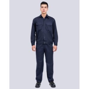 Trang phục bảo hộ lao động kaki màu xanh đậm, áo dài tay, quần dài, mang lại sự thoải mái và an toàn, người mẫu đứng trên nền xám studio.