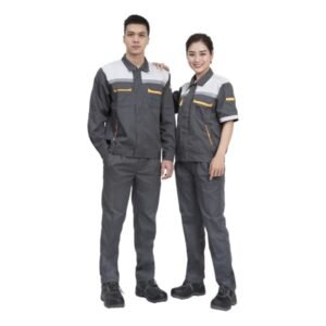 Cặp đôi người mẫu mặc bộ quần áo lao động kaki màu xám đậm, phối xám nhạt và sọc cam nổi bật, thiết kế đồng phục bảo hộ QA1569 dành cho nam và nữ.