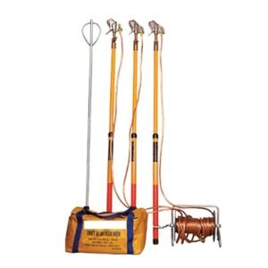 Bộ tiếp địa di động 35kV với ba sào cách điện vàng đỏ, mỏ kẹp đồng, cọc tiếp đất thép, tang cuốn dây đồng và túi vải