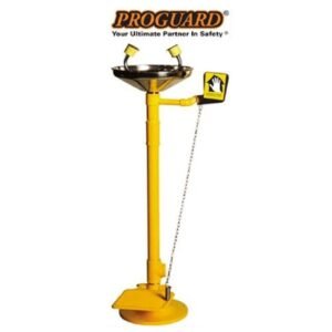 Bồn rửa mắt khẩn cấp Proguard PG 5070SS dạng chân đứng sơn vàng, chậu rửa trên đỉnh, biển báo xanh, bàn đạp chân ở đế tròn