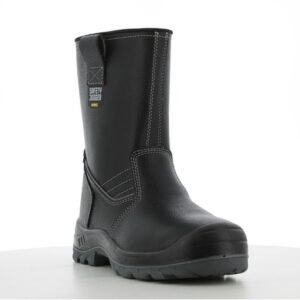 Boot Bestboot-2 góc 3/4 phía trước, mũi da đen tròn chứa mũi thép, cổ cao kiểu xỏ, nhãn hãng ở cổ, đế đen