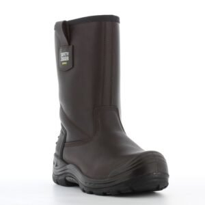 Ủng bảo hộ Boreas2 góc 3/4 phía trước, mũi ủng có ốp đen chống trầy, da nâu, nhãn Safety Jogger ở miệng ống