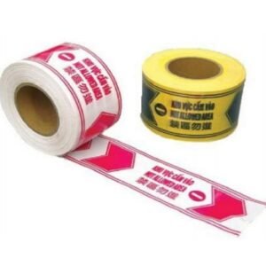 Hai cuộn băng rào cảnh báo khổ 8cm, cuộn trắng in chữ đỏ khu vực cấm vào kéo dài ra phía trước và cuộn vàng chữ đen