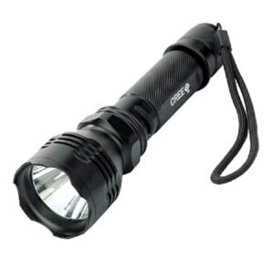 Đèn pin Cree siêu sáng thân kim loại đen, đầu loe có viền răng, bóng LED ở giữa, dây đeo cổ tay ở đuôi