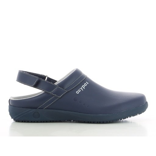 Dép y tế nam Oxypas Remy màu xanh navy kiểu sục kín mũi, quai hậu bật ra sau, đế xanh navy, nhìn ngang mặt ngoài