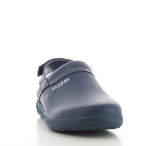 Dép Oxypas Remy góc 3/4 phía trước, mũi xanh navy tròn rộng, quai hậu, chữ oxypas nhỏ trên thân
