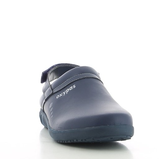 Dép Oxypas Remy – góc 3/4 phía trước Dép Oxypas Remy góc 3/4 phía trước, mũi xanh navy tròn rộng, quai hậu, chữ oxypas nhỏ trên thân
