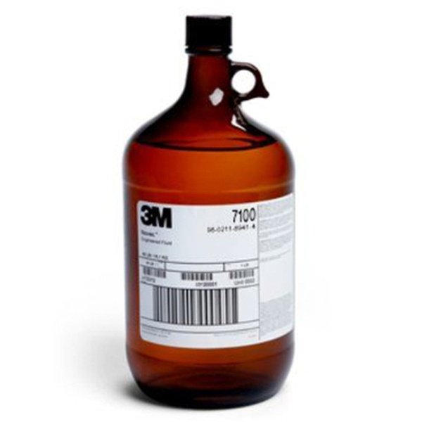Bình thủy tinh nâu đựng dung dịch hóa chất 3M Novec 7100, nắp đen, quai cầm nhỏ, nhãn trắng in mã 7100 và mã vạch