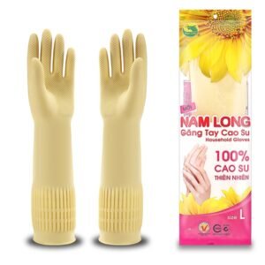 Đôi găng tay cao su Nam Long latex màu vàng dựng đứng, cổ tay có gân sọc, đặt cạnh túi bao bì hồng in hoa hướng dương