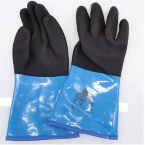 Đôi găng tay chịu lạnh Delta Plus VV837 chụp thực tế trên nền sáng, bàn tay phủ đen, cổ dài xanh dương bóng, in nhãn trên cổ