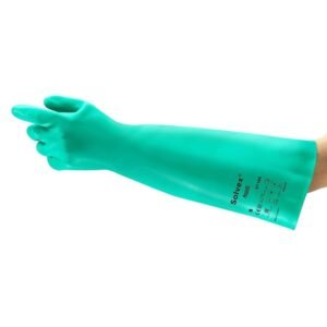 Găng tay chống hóa chất Ansell 37-185 nitrile màu xanh lá đeo trên cánh tay, ống găng dài 455mm che gần tới khuỷu