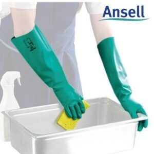 Người lao động đeo găng tay chống hóa chất Ansell 37-185 màu xanh lá, cầm miếng bọt biển cọ rửa thùng inox