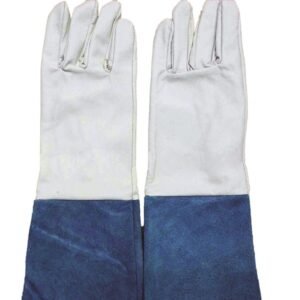Đôi găng tay hàn da bò dài 33cm màu trắng xám, phần ống cổ may bằng vải jean xanh đậm che cẳng tay