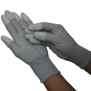 Đôi tay đeo găng tay phủ ngón màu xám, đầu ngón phủ PU bóng nhẹ, thân sợi polyester mỏng ôm sát bàn tay