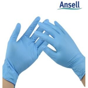 Hai bàn tay đeo găng tay y tế Ansell 92-670 nitrile màu xanh nhạt, đang kéo cổ găng cho vừa tay, logo Ansell góc phải