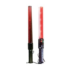Hai gậy chỉ huy gắn đèn dài 50cm, thân ống đèn nhựa đỏ trong, tay cầm đen có nút bật và dây đeo cổ tay, dựng đứng