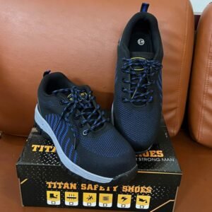 Giày bảo hộ lao động Titan Safety ELAN màu đen xanh, chất liệu lưới thoáng khí, mũi bảo vệ và đế chống trượt, size 43, đặt trên hộp sản phẩm.