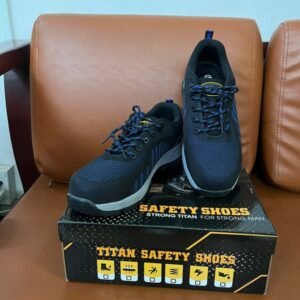 Đôi giày bảo hộ lao động Titan Safety ELAN kiểu dáng thể thao màu đen xanh, thân lưới thoáng khí, đế chống trượt bền bỉ, trưng bày trên hộp.