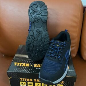 Đế ngoài chống trượt của giày bảo hộ lao động Titan Safety ELAN màu đen với các rãnh sâu, cùng một chiếc giày khác màu đen xanh.