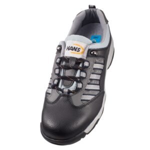 Giày Hans HS-12HD-1 nhìn từ trên xuống, lưỡi gà có logo Hans, dây buộc đen, mũi da đen tròn, sọc xám hai bên thân