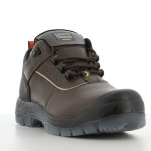 Giày Safety Jogger Pluto góc 3/4 phía trước, mũi bọc đen chống trầy, logo hãng trên lưỡi gà, thân da nâu, đế xám xanh