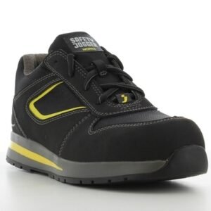 Giày Safety Jogger Turbo góc 3/4 phía trước, mũi đen tròn, logo hãng trên lưỡi gà, đường vát vàng trên thân, đế viền vàng