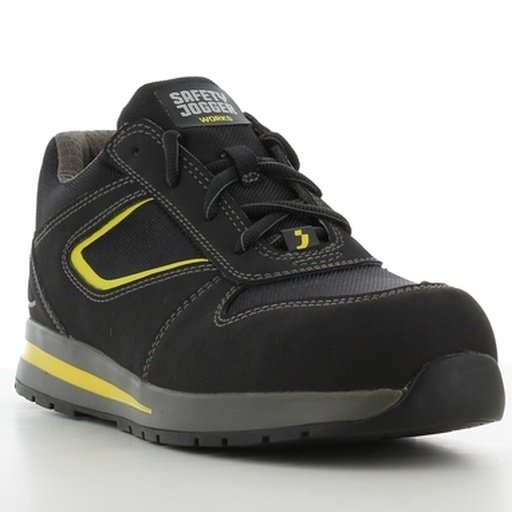 Giày Safety Jogger Turbo góc 3/4 phía trước, mũi đen tròn, logo hãng trên lưỡi gà, đường vát vàng trên thân, đế viền vàng