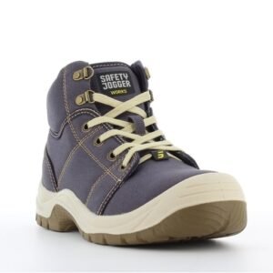 Giày Desert 011 góc 3/4 phía trước, mũi bọc cao su kem, logo Safety Jogger trên lưỡi gà, dây kem, canvas xanh xám